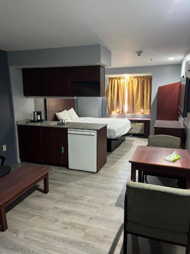 Blisspoint Inn & Suites, Northwood Exterior foto